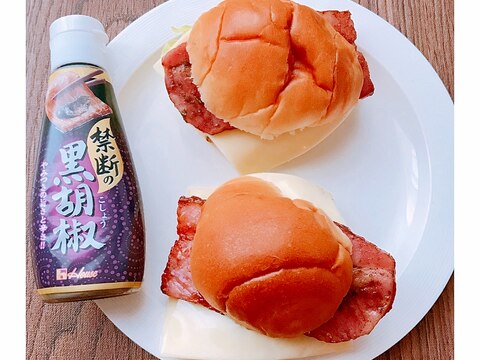 禁断の黒胡椒でスパイシー♡ベーコンチーズバーガー